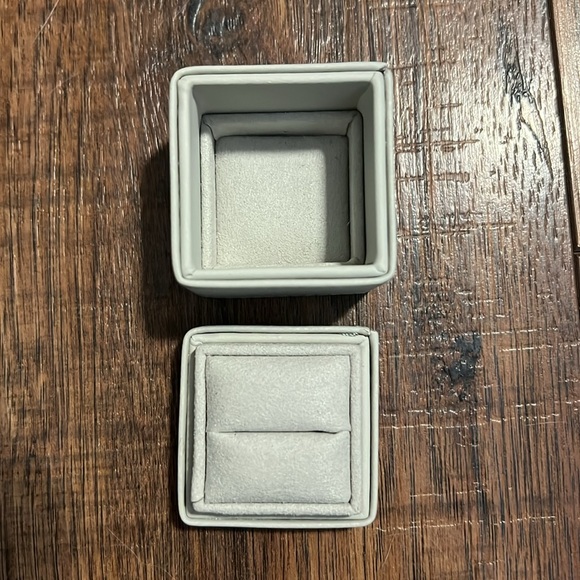 Empty Ring Box - Picture 4 of 4